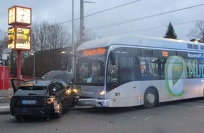 Polizei Rhein-Erft-Kreis: POL-REK: 230105-4: Drei Personen bei Verkehrsunfall mit Linienbus leicht verletzt