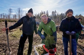 STARK Deutschland GmbH: +++ Pressemeldung: Gemeinsam für die Natur: Mitarbeiter und Kunden von Melle Gallhöfer pflanzen neuen Wald +++