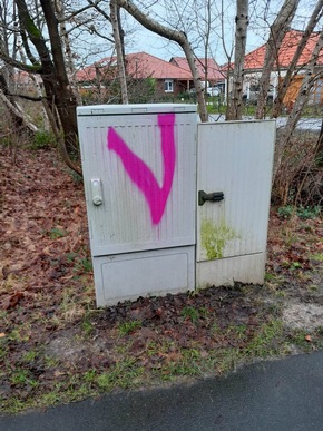 POL-ROW: ++ Rasentraktor gerät in Brand: 10.000 Euro Schaden in Elsdorf ++ Betrunken am Steuer: BMW im Grünstreifen auf der B71 festgefahren ++ Zeugenaufruf: Mehrere Graffiti-Schmierereien in Brockel ++