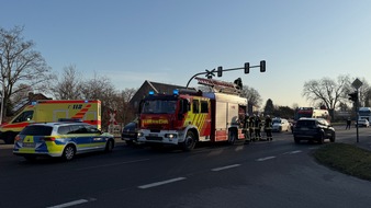 FW-AUR: Eingeschlossene Person nach Verkehrsunfall vermutet