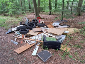 POL-NI: Hagenburg - Zeugenaufruf: Polizei veröffentlicht Fotos von Unrat im Wald