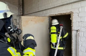 Feuerwehr Moers: FW Moers: Schwelbrand in Siloanlage / Feuerwehr 4 Stunden im Einsatz