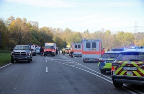 Kreisfeuerwehrverband Neunkirchen: FW LK Neunkirchen: Tragischer Verkehrsunfall auf Rombachaufstieg - Drei Verletzte und eine Tote