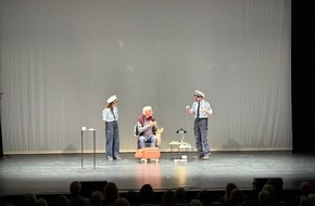 Polizeiinspektion Emsland/Grafschaft Bentheim: POL-EL: Lingen - Theaterstück "Leg einfach auf!" sensibilisiert hunderte Besucher für Betrugsmaschen am Telefon