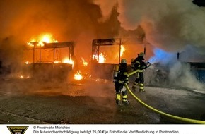 Feuerwehr München: FW-M: Bus in Vollbrand (Laim)