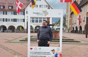 Freudenstadt Tourismus: Freudenstadt empfängt dänische Fußball-Nationalmannschaft mit großer Gastfreundschaft, rot-weißen Fahnen und neuem Rasen