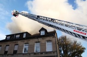 Feuerwehr Essen: FW-E: Dachstuhlbrand in Essen-Dellwig, keine Verletzten