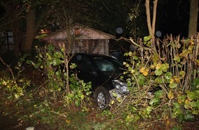 Kreispolizeibehörde Herford: POL-HF: Straßenverkehrsgefährdung infolge von Alkoholgenuss - Renault durchbricht Zaunelemente