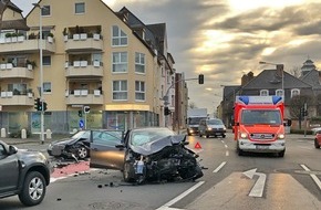 Polizei Mettmann: POL-ME: Hoher Sachschaden nach Verkehrsunfall - Hilden - 2101054