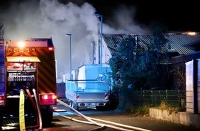 Kreisfeuerwehrverband Segeberg: FW-SE: Feuer in einer Produktionshalle greift auf das Dach über