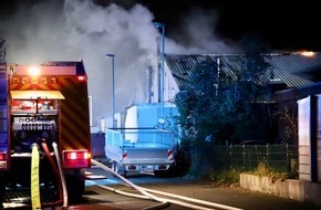 Kreisfeuerwehrverband Segeberg: FW-SE: Feuer in einer Produktionshalle greift auf das Dach über