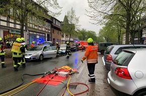 Polizeiinspektion Hildesheim: POL-HI: Auffahrunfall auf regennasser Fahrbahn fordert drei Leichtverletzte