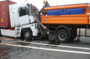 Polizeiinspektion Cuxhaven: POL-CUX: Verkehrsunfall zwischen Sattelzug und einem Absicherungsfahrzeug der Autobahnmeisterei (Bild in digitaler Pressemappe)