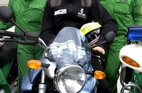 Brauerei C. & A. VELTINS GmbH & Co. KG: Dienstwagentausch für Formel-1-Pilot / Ralf Schumacher mit Polizei-Eskorte auf Kradtour