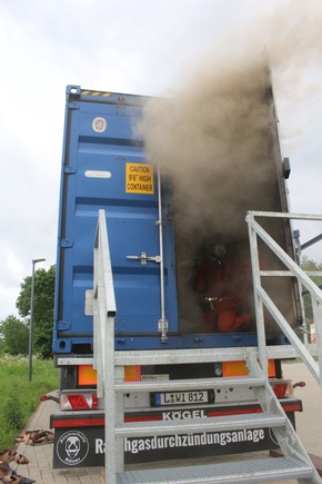 FW Helmstedt: Training in Rauchgasdurchzündungsanlage