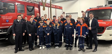 Feuerwehr Beverungen: FW Beverungen: Erster Dienstabend der neuen Jugendfeuerwehr in Amelunxen / Gemeinsame &Uuml;bergabe der Gr&uuml;ndungsurkunde