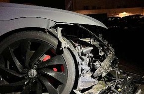 Polizei Wolfsburg: POL-WOB: Geparktes Fahrzeug stark beschädigt - Unfallverursacher flüchtet