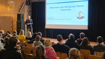 Kreispolizeibeh&ouml;rde Unna: POL-UN: Unna - Kreispolizeibeh&ouml;rde Unna unterst&uuml;tzt Elternabend am Pestalozzi-Gymnasium Unna zum Thema Cybercrime Pr&auml;vention und Aufkl&auml;rung f&uuml;r eine sichere digitale Zukunft