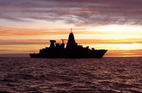 Presse- und Informationszentrum Marine: Deutsche Marine - Bild der Woche: Fregatte "Hessen" im Abendrot