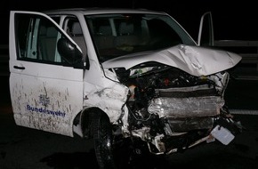 Polizeiinspektion Hildesheim: POL-HI: Verkehrsunfall auf der A 7 bei Hildesheim mit drei schwerverletzten Bundeswehrsoldaten