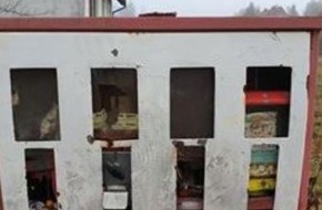 Polizeiinspektion Celle: POL-CE: Faßberg - Unbekannte brechen Kaugummiautomaten auf