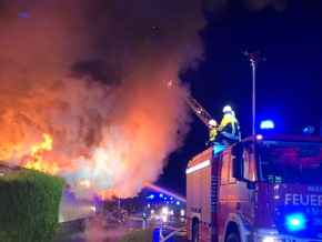 Feuerwehr Kalkar: Großbrand eines Gebäudes- 85 Einsatzkräfte waren über fünf Stunden im Einsatz