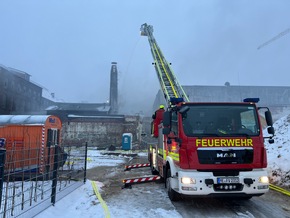 FW-Velbert: Großbrand zerstört altes Fabrikgebäude