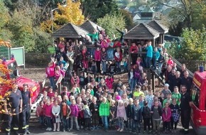 Feuerwehr Kirchhundem : FW-OE: Feuerwehr zu Gast bei Grundschule