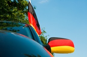 CosmosDirekt: Flagge zeigen - So wird die Fußball-WM kein laues Lüftchen (FOTO)