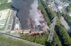 Feuerwehr Essen: FW-E: Brand der ehemaligen KRUPP - Titan Hallen, auf dem Gelände von 
Thyssen-Krupp
