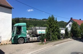 Polizeidirektion Kaiserslautern: POL-PDKL: Verkehrsunfall mit Lkw