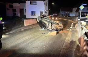 Polizeidirektion Kaiserslautern: POL-PDKL: Verkehrsunfall: Fahrzeug überschlägt sich und beschädigt Brücke