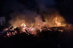 Freiwillige Feuerwehr Bedburg-Hau: FW-KLE: Flächenbrand / Feuerwehrmann wird bei Löscharbeiten verletzt