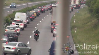 Polizeipräsidium Trier: POL-PPTR: Missbräuchliche Nutzung der Rettungsgasse - Verkehrskontrolle im Stau auf der A 64