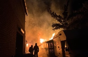 Feuerwehr Bottrop: FW-BOT: Feuer drohte auf Haus überzugreifen