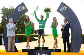 Skoda Auto Deutschland GmbH: Tour de France-Sieger Geraint Thomas feiert mit Kristallglas-Trophäe von SKODA AUTO (FOTO)