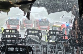 Freiwillige Feuerwehr Königswinter: FW Königswinter: Reisebus brennt auf Autobahn A 3 - Fahrgäste kommen mit einem Schock davon