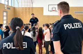 Polizeidirektion Osnabrück: POL-OS: Schüler trainieren mit Polzisten: Berührungsängste abbauen - Toleranz stärken - Begegnungsprojekt an Grundschulen zusammen mit Leistungssportlern der Polizei startet -