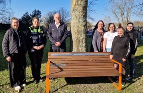 Polizeidirektion L&uuml;beck: POL-HL: L&uuml;beck/St. J&uuml;rgen / Orangene Bank vor dem Beh&ouml;rdenhochhaus - Zeichen gegen Gewalt an Frauen und M&auml;dchen