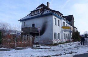 Polizeiinspektion Northeim: POL-NOM: Hausvorbau in Brand gesetzt