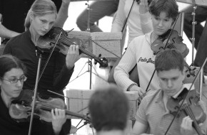Schweizer Jugend-Sinfonie-Orchester: Schweizer Jugend-Sinfonie-Orchester auf Tournee mit Werken von Mahler und Schostakowitsch
