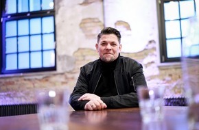 Wort & Bild Verlagsgruppe - Gesundheitsmeldungen: Tim Mälzer: "Altwerden ist nichts für Feiglinge" / Der Fernsehkoch im Interview mit der "Apotheken Umschau"