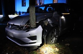 Kreispolizeibehörde Herford: POL-HF: Verkehrsinsel übersehen- VW schleudert gegen Straßenbaum