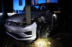 Kreispolizeibehörde Herford: POL-HF: Verkehrsinsel übersehen- VW schleudert gegen Straßenbaum