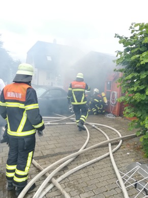 POL-STD: Feuerwehren im Landkreis müssen gleich zu drei Bränden an einem Tag ausrücken - Wohnhäuser kamen dabei nicht zu Schaden