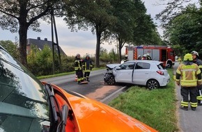 Freiwillige Feuerwehr Bedburg-Hau: FW-KLE: Verkehrsunfall auf der Bundesstraße