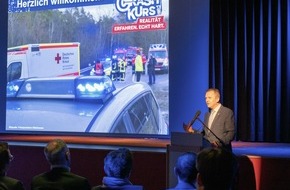 Polizeipräsidium Mittelhessen - Pressestelle Gießen: POL-GI: Grünberg: Schilderungen beim "CrashKurs" beeindruckten Schülerinnen und Schüler - Innenstaatssekretär Martin Rößler hob die Bedeutung der schulischen Verkehrsunfallprävention ...