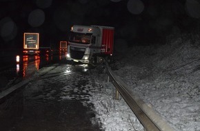 Polizeiinspektion Delmenhorst / Oldenburg - Land / Wesermarsch: POL-DEL: Autobahnpolizei Ahlhorn: Sattelzug verunfallt auf winterglatter Fahrbahn bei Überholvorgang auf der Autobahn 1 im Bereich Cappeln +++ Sperrung der Richtungsfahrbahn Bremen ...