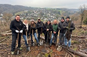 Becher GmbH & Co. KG: Becher pflanzt 10.000 Bäume: Aufforstungsprojekt erfolgreich abgeschlossen
