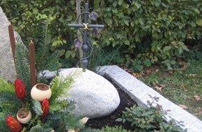 Polizeiinspektion Hildesheim: POL-HI: Unbekannter Täter entwendet Grabkreuz